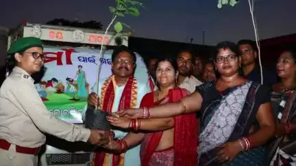 ଲୋଇସିଂହା: ଆଗଲପୁର ମିନି ଷ୍ଟାଡିଅମରେ  ବୃକ୍ଷରୋପଣ କାର୍ଯ୍ୟକ୍ରମରେ ଯୋଗ ଦେଲେ ସ୍ଵାସ୍ଥ୍ୟ ମନ୍ତ୍ରୀ