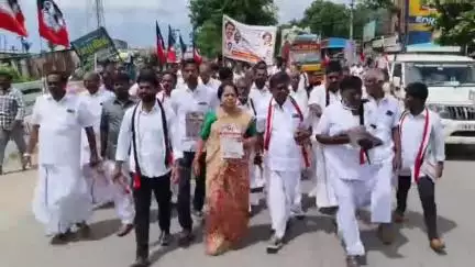 போளூர்: சந்தவாசல் கேளூர் பகுதிகளில் அதிமுக சார்பில் திமுக ஆட்சியில் நிறைவேற்றப்படாத திட்டங்கள் குறித்து துண்டு பிரசுரம் விநியோகம்