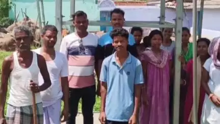 बंदगांव: बंदगांव के हाथिबारी गांव में सोलर जल मीनार खराब होने पर ग्रामीणों ने जताई नाराजगी