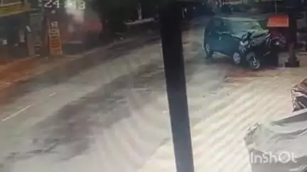 തിരുവനന്തപുരം: പൂവച്ചലിൽ മദ്യപിച്ച് ലക്കുകെട്ട് പൊലീസുകാരൻ ഓടിച്ച കാറിടിച്ച് ബാങ്ക് ജീവനക്കാരിക്ക് പരിക്ക്,  CCTV ദൃശ്യം പുറത്ത്