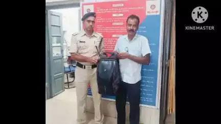 বিষ্ণুপুর: ট্রেনের ভেতরে হারিয়ে যাওয়া একটি ব্যাগ বাঁকুড়ার রেল স্টেশনে নির্দিষ্ট ব্যাগ মালিকের হাতে তুলে দিল RPF