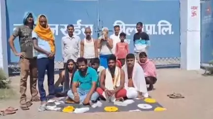 रामगढ़ चौक: डकरा गांव में राइस मिल के बाहर किसान अनाज की राशि के लिए भूख हड़ताल पर बैठे
