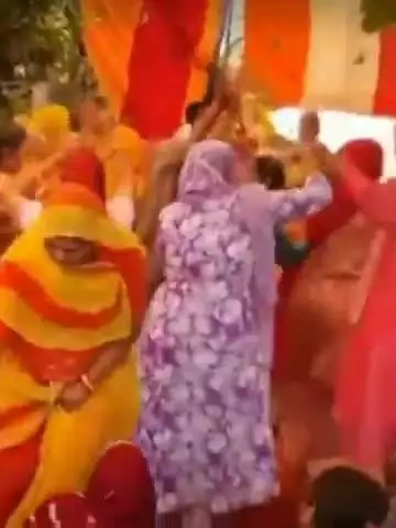 अलवर: ईटाराणा गेट के पास शिव मंदिर में कृष्णा कॉलोनी सेवा समिति द्वारा वार्षिक महोत्सव में भंडारे में भक्तों का जमावड़ा