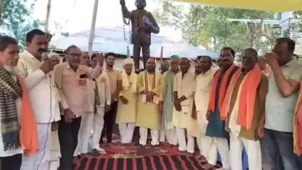 रफीगंज: प्रखंड मुख्यालय में उतर कोयल नहर के अधूरे कार्य की मांग पर धरनार्थियों को लोजपा नेता प्रमोद सिंह ने दिया समर्थन