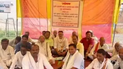 वाशिम: रखडलेल्या पुल व नाला सरळीकरण कामासाठी मानोरा तहसील कार्यालयासमोर नागरिकांचे उपोषण