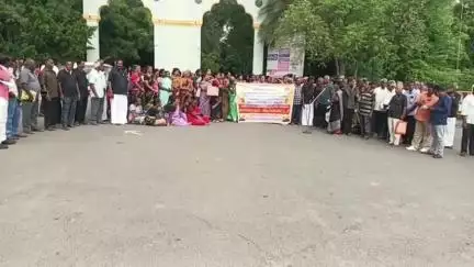 திருவண்ணாமலை: ஆட்சியர் அலுவலகம் முன்பு சத்துணவு அங்கன்வாடி ஓய்வூதியர் சங்கம் கருப்பு உடை அணிந்து போராட்டம்