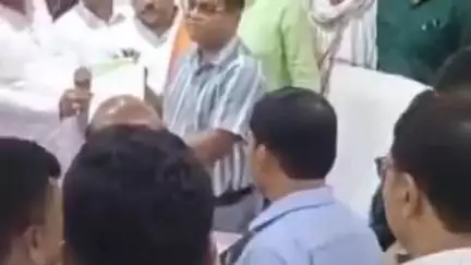 बांसगांव: बांसगांव के प्रधानों ने सीओ के खिलाफ विरोध किया, जाति पूछकर अपमानित करने का आरोप, डीएम-एसएसपी को सौंपा ज्ञापन