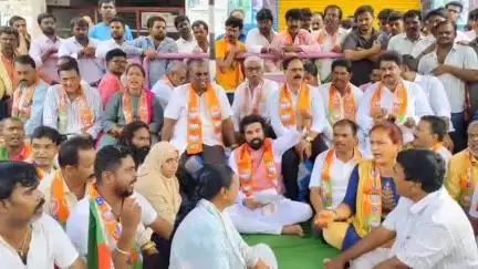 ಬಳ್ಳಾರಿ: ಪಾಲಿಕೆ ಮಳಿಗೆ ತೆರವು ವಿರೋಧಿಸಿ ನಗರದಲ್ಲಿ ಬಿಜೆಪಿ ಪ್ರತಿಭಟನೆ, ಅಧಿಕಾರಿಗಳ ಭರವಸೆ ಬಳಿಕ ವಾಪಸ್
