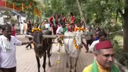 ಧಾರವಾಡ: ಸಾಂಪ್ರದಾಯಿಕ ಉಡುಗೆಯಲ್ಲಿ ಮಿಂಚಿದ ನಗರದ ಸರ್ ಸಿದ್ದಪ್ಪ ಕಂಬಳಿ ಕಾನೂನು ಕಾಲೇಜಿನ ವಿದ್ಯಾರ್ಥಿಗಳು!