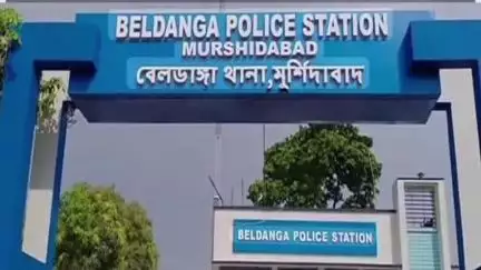 বেলডাঙা ১: এলাকার শান্তি-শৃঙ্খলা বজায় রাখতে ও পাঁচার কার্য রুখতে  বেলডাঙা থানার পুলিশ প্রশাসনের বিশেষ নজরদারি  বড়ুয়ারমোড়ে
