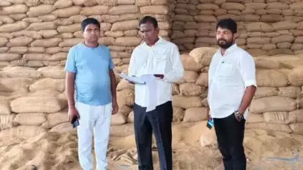 छातापुर: छातापुर में अवशेष धान का पदाधिकारी दल द्वारा भौतिक सत्यापन