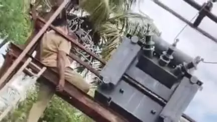ஊத்தங்கரை: கருமாண்டபதி கிராமத்தில் மின் அலுவலக ஊழியர் டிரான்ஸ்பார்மரில்  பழுது நீக்கும் பொழுது மின்சாரம் எதிர்பாராத விதமாக மின்சாரம் தாக்கி உயிரிழப்பு