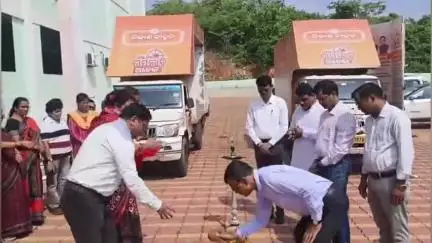 ଦେବଗଡ: ଜିଲ୍ଲାପାଳଙ୍କ କାର୍ଯ୍ୟାଳୟ ସମ୍ମୁଖରୁ ବିକାଶ ବାହନ ରଥ ଶୁଭାରମ୍ଭ କଲେ ଜିଲ୍ଲାପାଳ