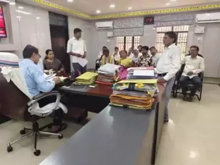 उदवंत नगर: डीएम आरा कार्यालय में सामाजिक सुरक्षा पेंशन धारियों की समस्याएं सुनीं, अधिकारियों को निष्पादन के लिए कहा