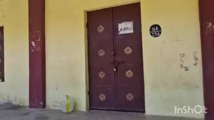 செந்துறை: செந்துறை ஒன்றியத்தை சேர்ந்த பள்ளி மாணவியை பாலியல் சீண்டல் செய்த ஆசிரியர்- பள்ளிக்கு பூட்டு போட்ட பொதுமக்கள்