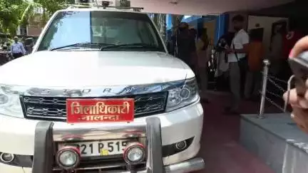 नालंदा जिला पदाधिकारी ने समाहरणालय परिसर से वज्रपात से सुरक्षा हेतु जन जागरूकता रथ को हरी झंडी दिखाकर रवाना किया गया।