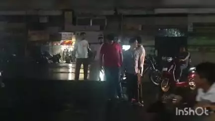 દાહોદ: વિવેકાનંદ ચોક ખાતે રાત્રે વરસાદ બાદ  અનેક ગાડીઓ લપસતા સામાજિક આગેવાનો દ્વારા કામગીરી હાથધરાઈ ધરાઈ#jansamasya