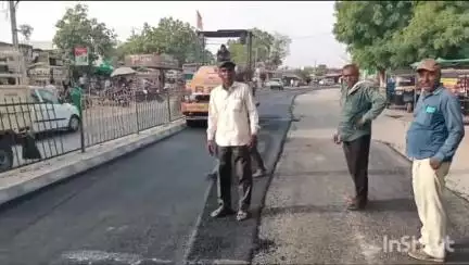 ઇડર: #Jansamasya
ઈડરના બડોલી ગામમાંથી પસાર થતા  
હાઇવે ઉપર ધૂળની ડમરીઓ ઉડતા 
પરેશાન લોકોની વ્હારે અંતે તંત્ર આવ્યું :ડામર પાથ