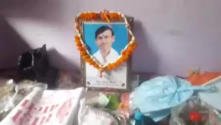 जानी बाजार सासाराम स्वoघसीटा चौधरी पुत्र श्रद्ध कार्य मे पुष्प अर्पित नमन करने पहुंचे,आशुतोष सिंह पूर्व विधायक उम्मीदवार