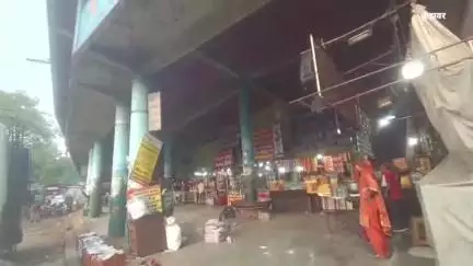 खंडवा नगर: खंडवा बस स्टैंड जर्जर, छत का मलबा गिरने से एक बुजुर्ग गंभीर रूप से घायल, अस्पताल में भर्ती