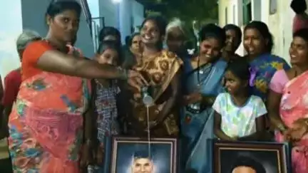 పత్తికొండ: వెల్దుర్తిలో తల్లికి వందనం పథకం ద్వారా నగదు పడడంతో అమ్మలు సీఎం చంద్రబాబు, ఎమ్మెల్యే శ్యాం బాబు చిత్రపటానికి పాలాభిషేకం