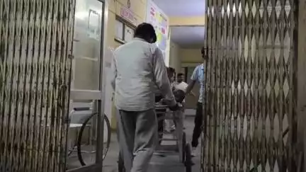 एटा: गांव वाहनपुर के समीप वाहन का इंतजार कर रहे 45 वर्षीय व्यक्ति और 5 वर्षीय मासूम को तेज रफ्तार वाहन ने मारी टक्कर