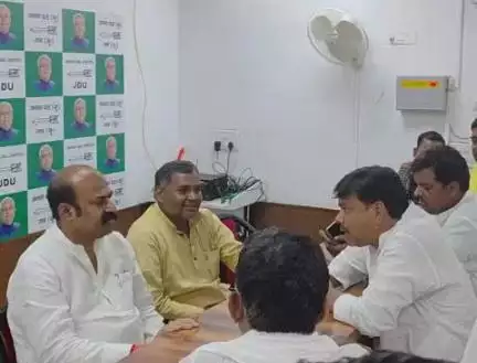 पटना में समाज कल्याण मंत्री श्री मदन साहनी जी से बक्सर में डॉ भीमराव अंबेडकर लाइब्रेरी की मांग रखते हुए जदयू नेता रविराज 🙏🙏
 तत्पश्चात आश्वासन मिला कि जल्द ही मांग पूरी की जाएगी इसके लिए मंत्री जी को बहुत-बहुत धन्यवाद 💐💐