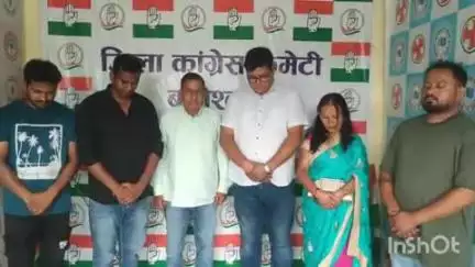 बागेश्वर: गुजरात के अहमदाबाद में प्लेन हादसे में मरे मृतकों की आत्मा की शांति के लिए कांग्रेस कार्यकर्ताओं ने 2 मिनट का मौन रखा