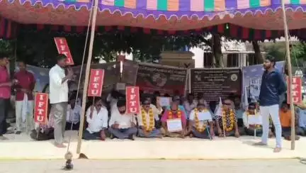 ఎమ్మిగనూరు: ఎమ్మిగనూరులో 38వ రోజు మున్సిపల్ కార్మికులు తమ సమస్యలు పరిష్కరించాలని  వినూత్నంగా కళ్ళకు నల్లగంతులు కట్టుకుని నిరసన...