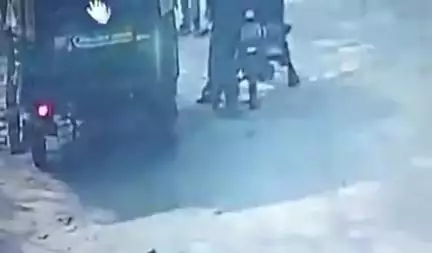 कनीना: भडफ बस स्टैंड पर 2 महिलाओं ने लिफ्ट लेकर युवक के गले से सोने की चेन छीनी, सीसीटीवी में कैद