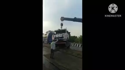 बस्ती: बस्ती जिले के नगर थाना क्षेत्र में बसहवा गांव के पास ट्रक और डबल ट्रैकर बस के बीच हुआ सड़क हादसा