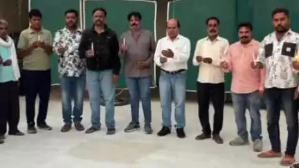 झालरापाटन: झालावाड़ सुभाष कॉलोनी में पूर्व सभापति मनीष शुक्ला समेत गणमान्य लोगों ने विमान हादसे में मृतकों को श्रद्धांजलि दी