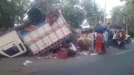 गुठनी: करेजी गांव में आम से लदा पिकअप वाहन पलटा, कोई हताहत नहीं