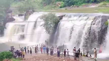திருவட்டாறு: தொடர் மழை காரணமாக திற்பரப்பு அருவியில் வெள்ளப்பெருக்கு- மெயின் அருவியில் குளிக்க தடை