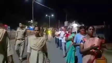 बलरामपुर: अहमदाबाद प्लेन क्रैश में मृत आत्माओं की शांति के लिए कांग्रेसियों ने बलरामपुर में निकाली मोमबत्ती रैली