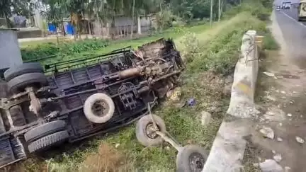 ধূপগুড়ি: ধুপগুড়ি স্টেশন মোর এলাকায় নিয়ন্ত্রণ হারিয়ে নয়ন জলিতে পড়ে গেল একটি লরি,ঘটনায় আহত সহকারী চালক