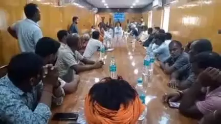 चमातू मगध माइंस में खनन कर रही आउटसोर्सिंग कंपनी VPR द्वारा मजदूरों को रोजगार से हटाने को लेकर भू  रैयतों ने क्या विरोध।