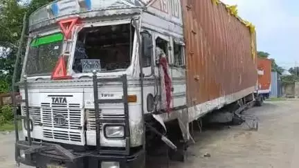 কাঁকসা: পানাগড় বাইপাশে ১৯নম্বর জাতীয় সড়কে নিয়ন্ত্রণ হারিয়ে ডিভাইডারে ধাক্কা মেরে রাস্তার উপর কন্টেনার উল্টে আহত চালক