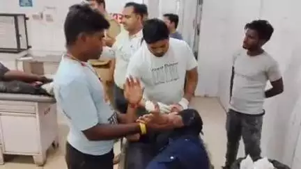 इटावा: विजयपुर मोड पर होटल से खाना खाकर लौट रहे बाइक और स्कूटी सवार भाई-बहन जानवर से टकराकर घायल, अस्पताल में कराया भर्ती