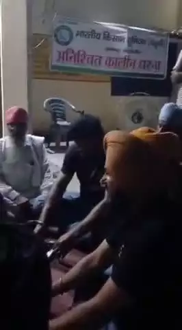 पूरनपुर: अधिशासी अभियंता कार्यालय पर समस्याओं को लेकर देर रात अश्वासन पर धरना प्रदर्शन समाप्त हुआ
