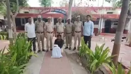 मारवाड़ जंक्शन: मारवाड़ जंक्शन जीआरपी थाना पुलिस ने रेलवे स्टेशन पाली से 1 किलो 125 ग्राम अफीम के साथ तस्कर को किया गिरफ्तार