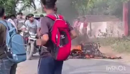 आगरा: पथौली नहर के पास चलती इलेक्ट्रिक स्कूटी में लगी आग, स्कूटी सवार ने कूदकर बचाई जान