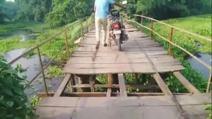 কৃষ্ণনগর ১: ভীমপুর থানার অন্তর্গত রামপুর গ্রামের ব্রিজের বেহালদশা,সমস্যায় স্থানীয় মানুষ সহ পথচলতি আমজনতা# jansamasya