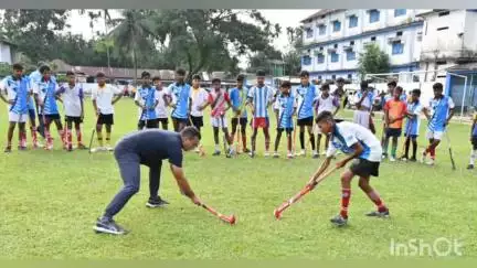 আলিপুরদুয়ার ১: পলাশবাড়িতে কিশোর কিশোরীদের সঙ্গে হকি খেলায় অংশ নিলেন আলিপুরদুয়ারের পুলিস সুপার,আলোচনা হলো বিভিন্ন বিষয়ে