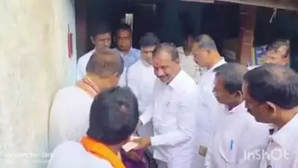 ନବରଙ୍ଗପୁର ପୋଲିସ ଷ୍ଟେସନ: ଗୌଡ଼ ସାହିରେ ହିତାଧିକାରୀଙ୍କ ଘରକୁ ଯାଇ ବୟ ବନ୍ଧନ କାର୍ଡ ପ୍ରଦାନ କଲେ ମନ୍ତ୍ରୀ