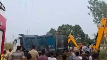 गोंडा: सालपुर क्षेत्र में 11 हजार हाई टेंशन विद्युत लाइन से टकराया डम्फर, ड्राइवर ने कूदकर बचाई जान