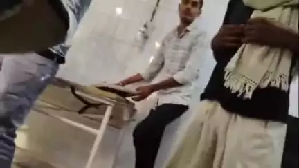 महोबा: जिला अस्पताल में इलाज के नाम पर वसूली, मरीज से पैसे लेते स्वास्थ्यकर्मी का शर्मनाक वीडियो हुआ वायरल