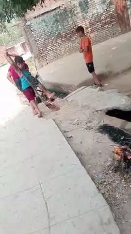 ग्राम ढाका तालुका उजरा मंडिया गोसाई 
जलालाबाद शाहजहांपुर करीबन 6 महीने के बाद होर नाली सफाई शाहिद खान दो छोटे बच्चेसाथ म