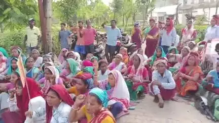 ঢেকিয়াজুলি ভাগ: ৬ দফীয়া দাবীৰে শিঙৰী চাহ বাগিচাত অসম চাহ জনজাতি ছাত্ৰ সন্থা চমুকৈ আট্‌ছাৰ উদ্যোগত ২ ঘণ্টীয়া অৱস্থান ধৰ্মঘট