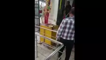 అదిలాబాద్ అర్బన్: పట్టణంలోని చౌడేశ్వరి మాత ఆలయంలో చోరీ, ఆలయాన్ని పరిశీలించిన ఆదిలాబాద్ డీఎస్పీ